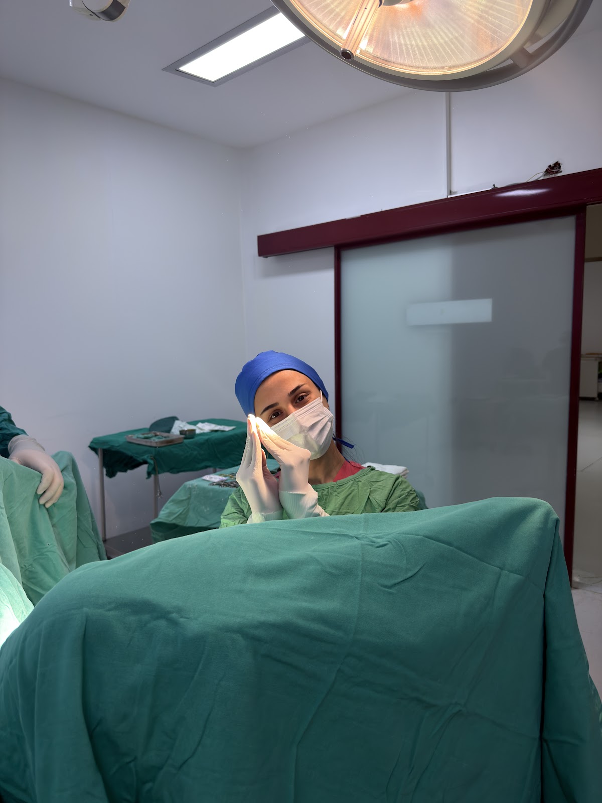 Op. Dr. Eda Sevinç Aslan Aygün çalışma ortamında